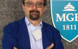 Dottor Alessandro Vagaggini, neurochirurgo specializzato nella cura del mal di schiena attraverso il trattamento delle ernie discali